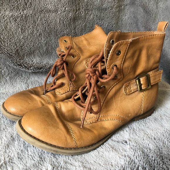 Tan fall BOOTIES 🍁🥾☕️ - Picture 1 of 5